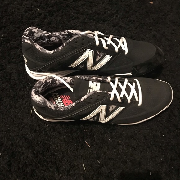 Size 13 new balance cleats - Picture 3 of 3